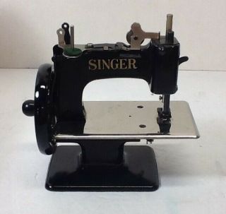 Vintage 1948 Child ' s Singer Sewing Machine 20 - 10 in Case with Accessories & Book 7