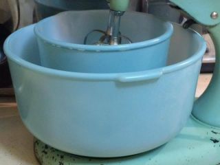 Vintage Blue Sunbeam Mixer and matching blue Glasbake bowls 2