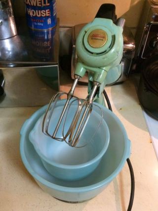 Vintage Blue Sunbeam Mixer and matching blue Glasbake bowls 3