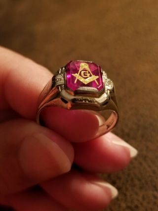 Vintage Masonic Ring 10k Gold With Red Stone 5.  2 Grams Size 8