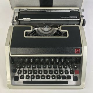 Olivetti Underwood Lettera 33 Portable Typewriter Vintage w/ case.  well 2