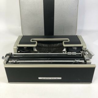 Olivetti Underwood Lettera 33 Portable Typewriter Vintage w/ case.  well 4