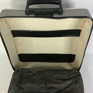 Olivetti Underwood Lettera 33 Portable Typewriter Vintage w/ case.  well 8