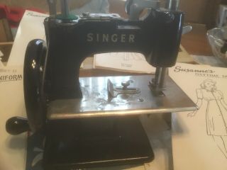 VINTAGE SINGER 20 SEWHANDY TOY CHILD SMALL SEWING MACHINE 1940 ' s - 50 ' s W/ Case. 4