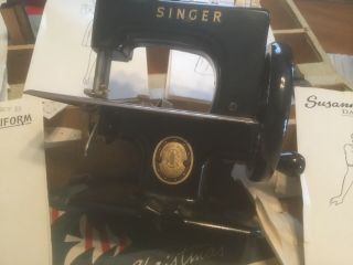 VINTAGE SINGER 20 SEWHANDY TOY CHILD SMALL SEWING MACHINE 1940 ' s - 50 ' s W/ Case. 6