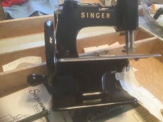VINTAGE SINGER 20 SEWHANDY TOY CHILD SMALL SEWING MACHINE 1940 ' s - 50 ' s W/ Case. 8