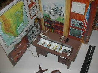 Kenner Six Million Dollar Man O.  S.  I.  Headquarters With Desk 1977 Vintage