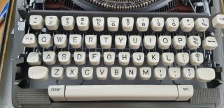 Vintage Olympia DeLuxe Portable Typewriter w/ Case. 3