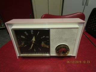 VINTAGE MID CENTURY ATOMIC PINK WESTINGHOUSE TUBE RADIO W/ CLOCK NEAR COND. 2
