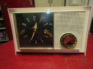 VINTAGE MID CENTURY ATOMIC PINK WESTINGHOUSE TUBE RADIO W/ CLOCK NEAR COND. 6