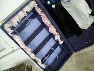 VINTAGE AMERICAN GIRL DOLL BIG FOLDOUT CARRYING CASE W MURPHY BED CLOTHES EXC, 8