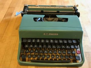 Vintage Olivetti Lettera 32 Typewriter W/case