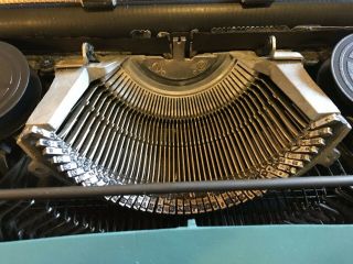 VINTAGE OLIVETTI LETTERA 32 TYPEWRITER W/CASE 5