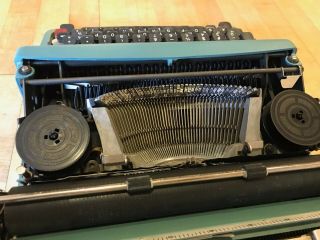 VINTAGE OLIVETTI LETTERA 32 TYPEWRITER W/CASE 6