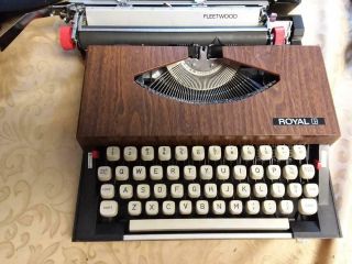 Vintage Royal Portable Typewriter With Built In Am Radio Jp - 3518 - Rk