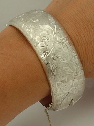 1966 VINTAGE ANTIQUE SOLID 925 STERLING SILVER WIDE FLOWER BANGLE BRACELET JS 6