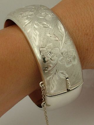 1966 VINTAGE ANTIQUE SOLID 925 STERLING SILVER WIDE FLOWER BANGLE BRACELET JS 7