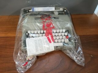 Vintage Olivetti Lettera 35i Typewriter -.