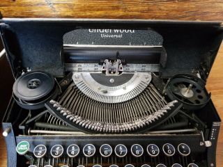 Vintage Portable Underwood Universal Typewriter w.  Case 6