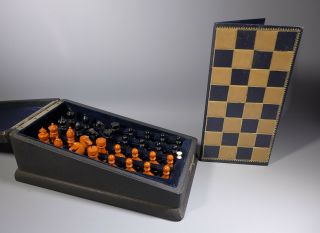 RARE ART DECO ERA PHENOLIC CATALIN BOXED TRAVELLING CHESS SET BY AYRGAMES 11