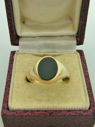Useful 9ct Gold Fully Hallmarked Ring Set With A Black Agate Or Onyx Oval Stone