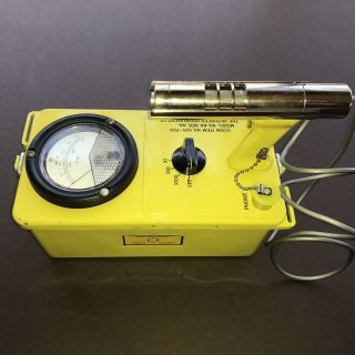 Vintage Prepper CIVIL DEFENSE Radiation Detector Geiger Era CDV - 700 6B,  MANUALS 4