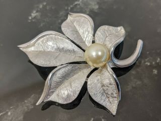 Lovely Vintage Silver - tone Faux Pearl Trifari Leaf Brooch Earrings Jewellery 3