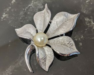 Lovely Vintage Silver - tone Faux Pearl Trifari Leaf Brooch Earrings Jewellery 8