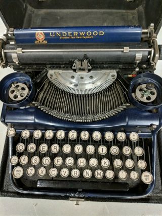 Vintage Underwood Portable Typewriter - W/ Case 2