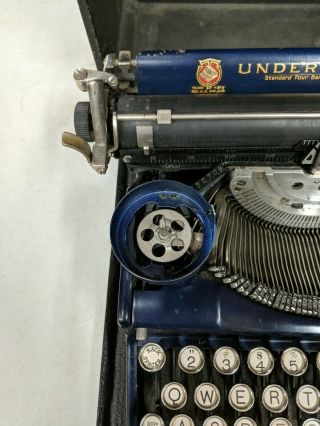 Vintage Underwood Portable Typewriter - W/ Case 3