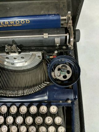 Vintage Underwood Portable Typewriter - W/ Case 4