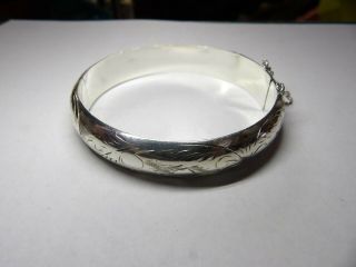 Pretty Sterling Silver Foliate Bright Cut Hinged Bangle With Safety Chai Yl854 - 1