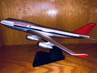 Sunday Deal • Vintage NWA 747 - 400 • Display 1/200 Scale •  4