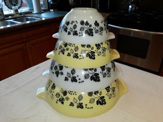 Vintage Pyrex Set Of 4 Gooseberry Cindarella Bowls " Yellow White Black " Wow
