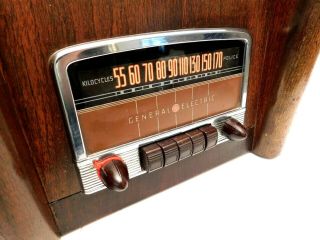 VINTAGE 1940s OLD G.  E.  MID CENTURY RESTORED & SERVICED CHROME TRIM ANTIQUE RADIO 5
