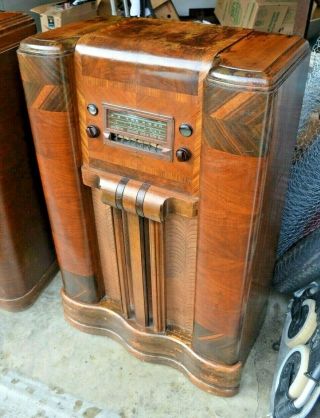 1938 vintage RCA Victor 97K console radio with deco inlaid wood.  GREAT 5
