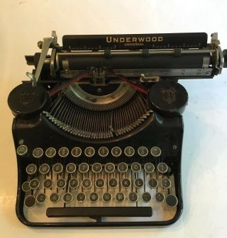 Vintage Underwood Portable Typewriter w Case 2