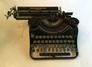 Vintage Underwood Portable Typewriter w Case 3