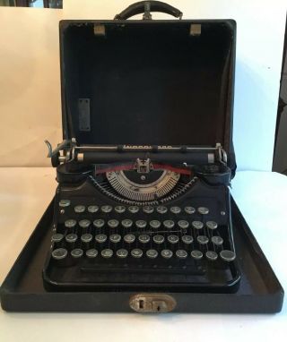 Vintage Underwood Portable Typewriter w Case 4