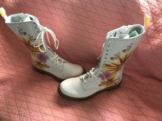 Ladies Vintage Doc Martens White Leather Boots Flower Burst Size 10 No Box