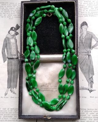 VINTAGE ART DECO CZECH GREEN APPLE POURED GLASS BEADS LONG FLAPPER NECKLACE GIFT 2