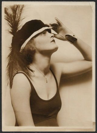 1920s Jazz - Age Flapper Cleavage & Hat Women 