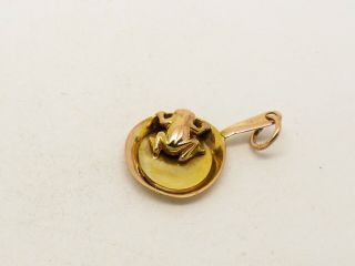 Rare vintage 9ct gold frog in a frying pan charm. 3