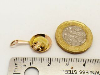 Rare vintage 9ct gold frog in a frying pan charm. 6