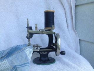 VINTAGE ANTIQUE SINGER CHILD SMALL SEWING MACHINE 1940 ' s 7 