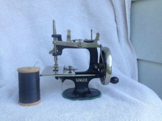 VINTAGE ANTIQUE SINGER CHILD SMALL SEWING MACHINE 1940 ' s 7 