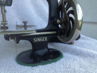 VINTAGE ANTIQUE SINGER CHILD SMALL SEWING MACHINE 1940 ' s 7 