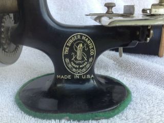 VINTAGE ANTIQUE SINGER CHILD SMALL SEWING MACHINE 1940 ' s 7 