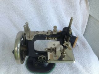 VINTAGE ANTIQUE SINGER CHILD SMALL SEWING MACHINE 1940 ' s 7 