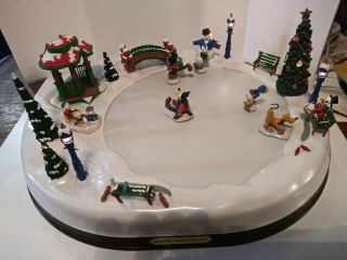 Vintage 1996 Mr Christmas MICKEY ' S HOLIDAY SKATERS Moving & Musical 50 SONGS 4